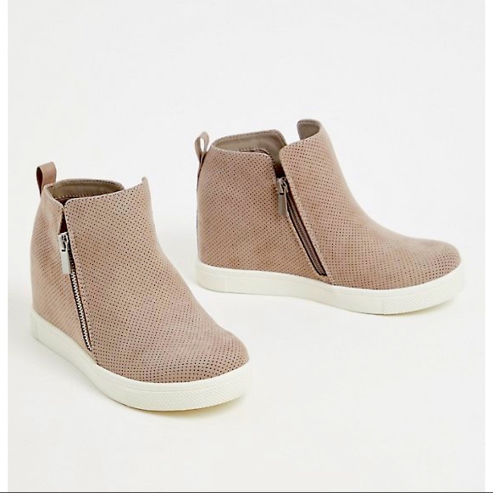 BRAND NEW IN BOX!! Torrid Grey faux suede perforated wedge sneaker (ww) 6.5